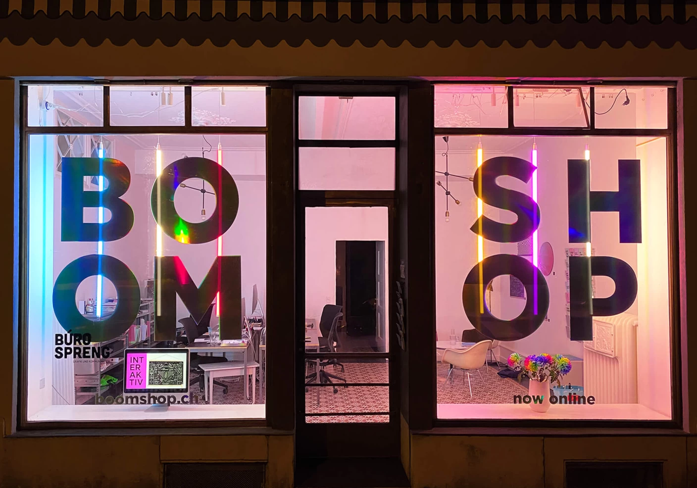 Boom Schaufenster bei Nacht