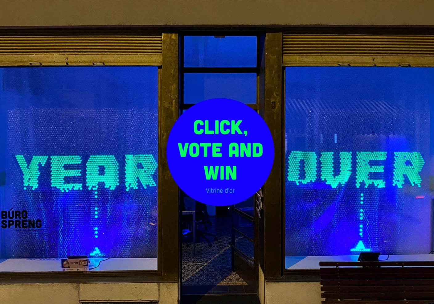 Year over Schaufenster bei Nacht